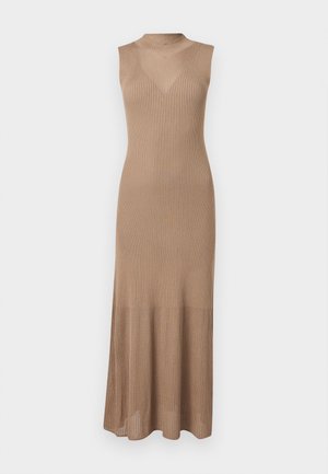 Αμάνικο μπεζ ριμπ πλεκτό φόρεμα με ψηλό λαιμό, εφαρμοστό μπούστο και φαρδιά γραμμή στο τελείωμα που φτάνει μέχρι το μέσο της γάμπας.