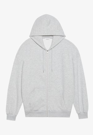 Γκρι φούτερ με φερμουάρ και μεγάλη κουκούλα, μακριά μανίκια και μπροστινές τσέπες. Μαλακή υφή με άνετη εφαρμογή και ελάχιστες λεπτομέρειες.