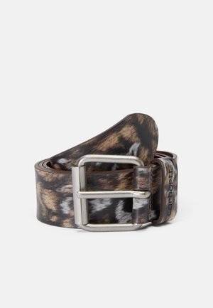 Cintura marrone con motivo, realizzata in pelle con una finitura opaca. Presenta una fibbia in metallo argento e un dettaglio in pelle con marchio.