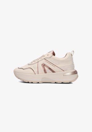 Lichtbeige sneakers met een gladde leren afwerking, aangevuld met een metallic roségouden strip, met een dikke zool en platte veters.