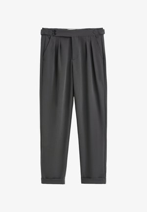 Pantalon plissé gris foncé avec poches latérales, pattes de ceinture boutonnées, revers pliés et coupe ajustée.