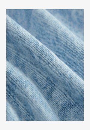 Lysblåt stof med et struktureret mønster, der har fine, vævede tråde og et blødt, let strækbart udseende.
