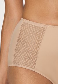Beiger Bikiniunterteil mit hoher Taille, das an der Seite ein Netzpanel mit einem Rautenmuster aufweist, aus weichem Stoff mit glatter Textur.