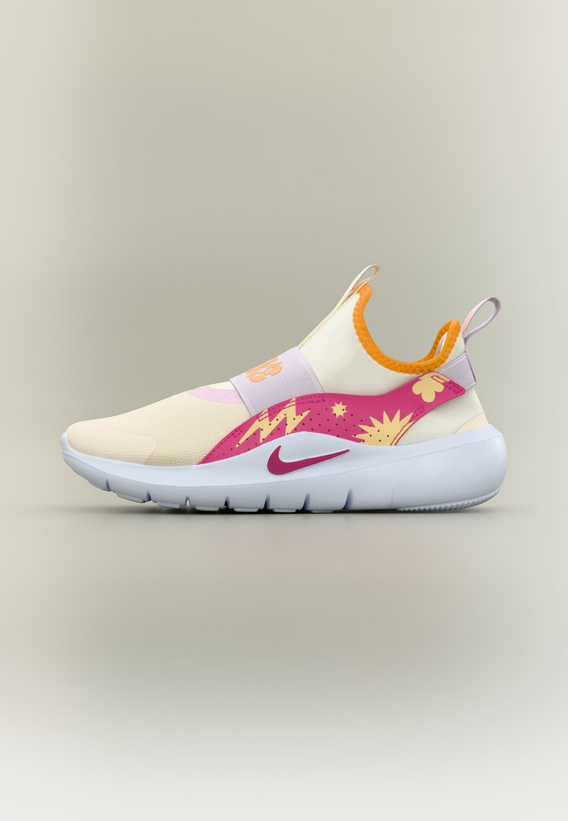 Krémovo-ružová teniska na šmyk s grafikami slnka a blesku, oranžovou vnútornou podšívkou, bielou podrážkou a vínovočerveným logom Nike.