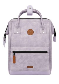 Mochila lavanda con un acabado texturizado, un gran bolsillo delantero con cremallera y un parche con logotipo redondo. Presenta dos asas superiores y una cremallera en contraste.