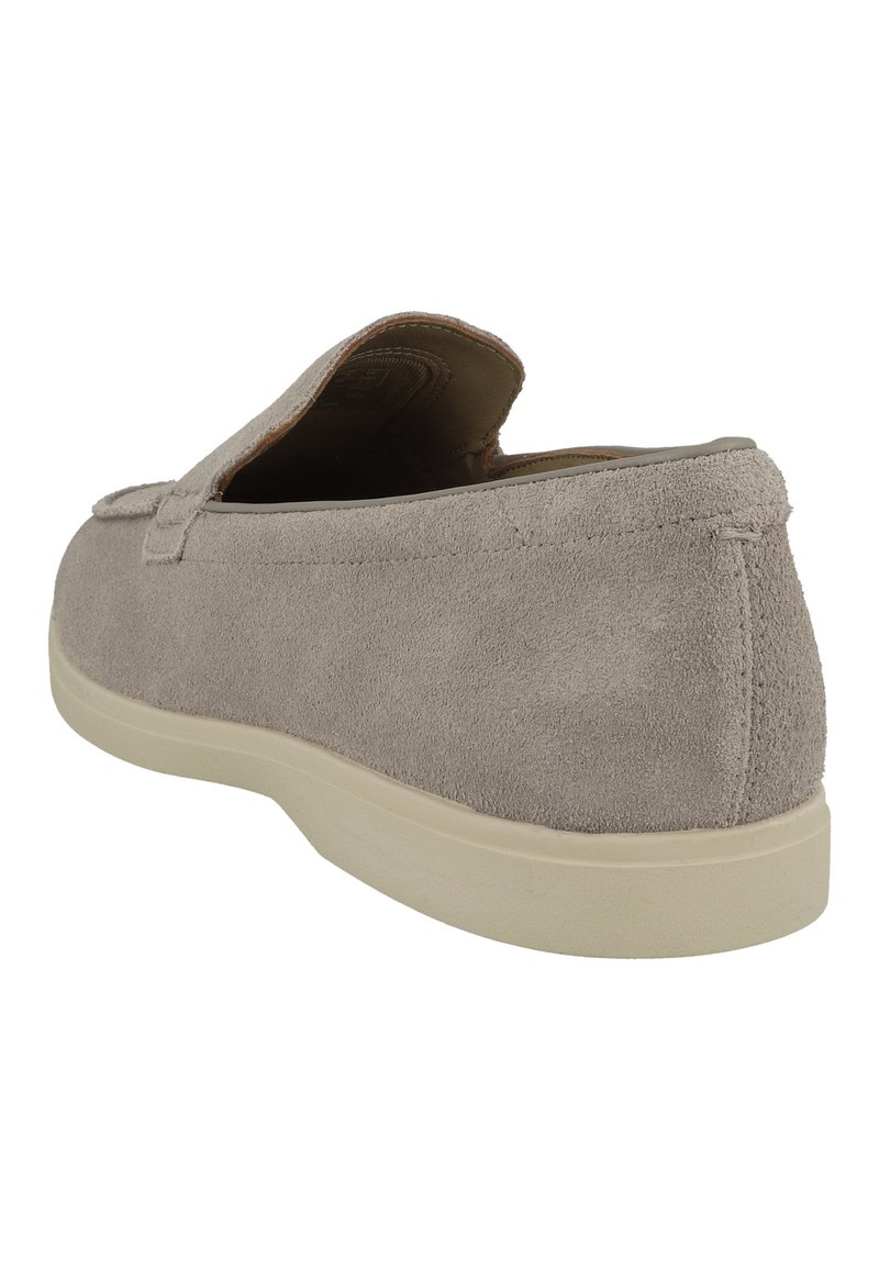 Mocassin en daim gris clair avec semelle en caoutchouc crème, coutures visibles et petit talon, vu de dos et de côté.