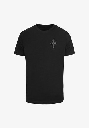 Juodas medvilninis marškinėlis su mažu baltu kontūrinio kryžiaus dizainu kairėje krūtinės pusėje. Trumpomis rankovėmis ir apvaliu kaklu.