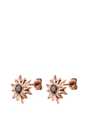 Sonnenförmige Ohrstecker aus Roségold mit einem zentralen, mehrfarbigen, opalähnlichen Stein und sicheren Schmetterlingsverschlüssen.