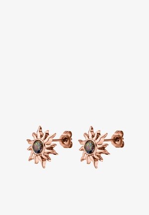 Sonnenförmige Ohrstecker aus Roségold mit einem zentralen, mehrfarbigen, opalähnlichen Stein und sicheren Schmetterlingsverschlüssen.