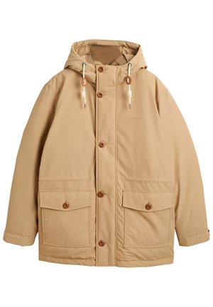 Beżowa kurtka z kapturem wykonana z tkaniny o gładkiej teksturze. Posiada brązowe guziki, dwie przednie kieszenie oraz regulacje w kapturze za pomocą sznurka.