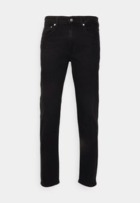 Černé slim-fit džíny s předním knoflíkem a zipem, s předními a zadními kapsami, vystavené na jednoduchém bílém pozadí.