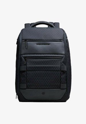 Schwarzer Rucksack aus strukturiertem Stoff mit geometrischem Muster. Verfügt über mehrere Reißverschlusstaschen und einen robusten Tragegriff oben.