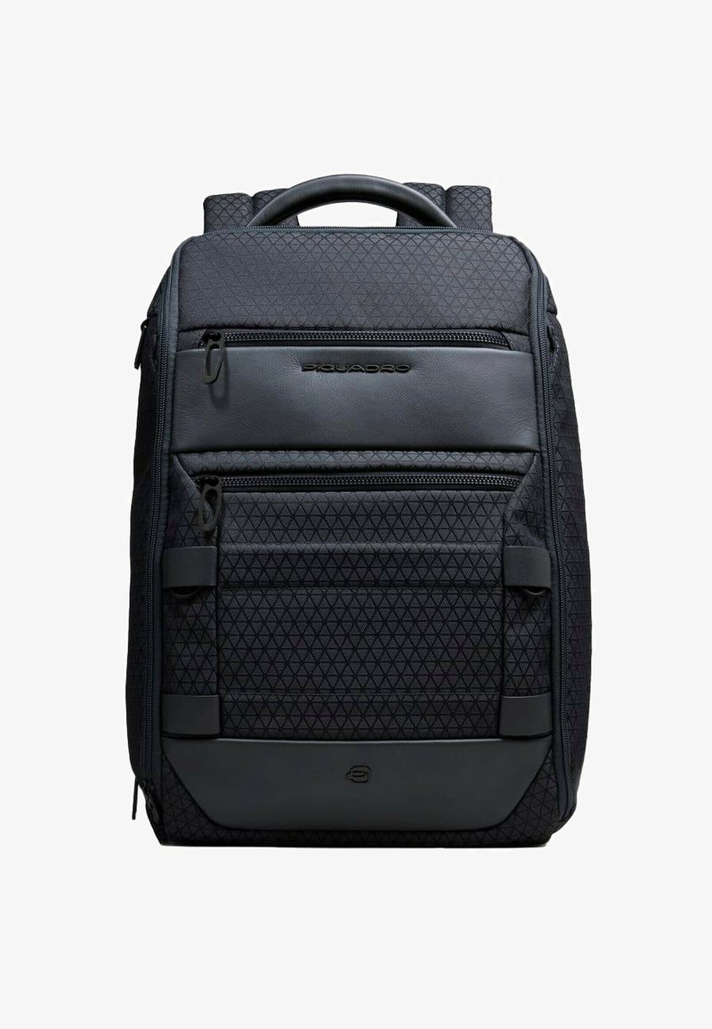 Mochila negra hecha de tela texturizada con un patrón geométrico. Cuenta con múltiples bolsillos con cremallera y una resistente asa superior.