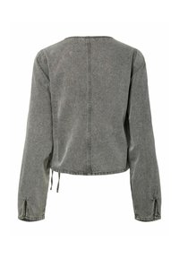 Chaqueta gris recortada de mezclilla con mangas largas, cuello redondo y detalles de cordón en los puños de las mangas y en el dobladillo.