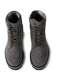 Šedé šněrovací boty s texturovaným textilním svrškem, polstrovaným límcem a zipovým uzávěrem, s černou gumovou podrážkou a minimalistickými kovovými detaily.