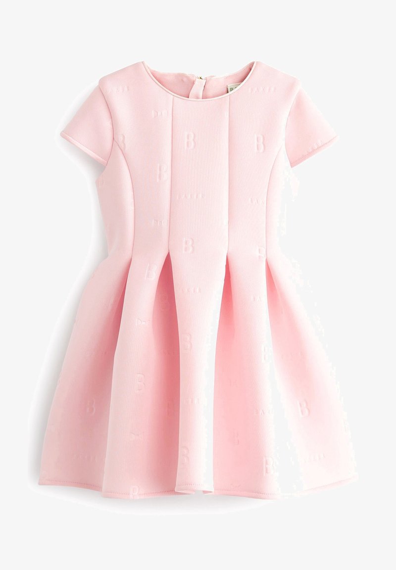 Robe rose à manches courtes, en tissu texturé. Présente des lettres en relief et une jupe plissée. Fermeture éclair au dos, encolure arrondie.