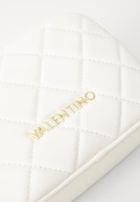 Weiße gesteppte Leder-Clutch mit glatter Oberfläche, verziert mit goldfarbenem "Valentino"-Logo und diamantförmiger Steppung.
