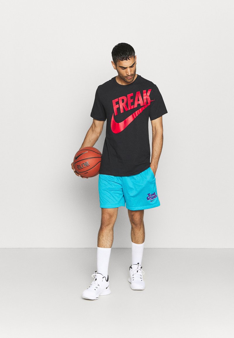 Herren Sportbekleidung | Nike Performance FREAK TEE T-Shirt print black/schwarz - CK93713 Herren Sportbekleidung | Nike Performance FREAK TEE T-Shirt print black/schwarz - CK93713