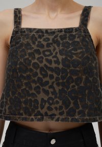 Brun leopardprint crop top laget av teksturert stoff, med brede stropper og firkantet utringning med sydd kantdetalj.