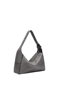 Borsa a spalla in pelle grigia con forma triangolare, tracolla allungata e apertura con zip. Texture liscia con dettagli minimi.