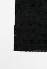Tissu en crochet noir avec des motifs ajourés horizontaux sur fond blanc, montrant une texture tricotée détaillée et des variations de motifs.