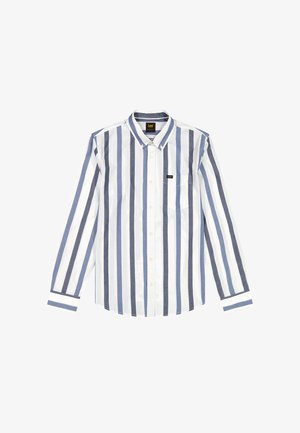 Camicia a maniche lunghe con bottoni, a righe verticali blu e bianche, con una piccola tasca sul petto con etichetta del marchio Lee.