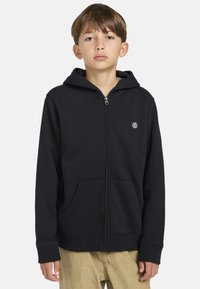 Sudadera con cierre en color marino, hecha de una tela suave, con un bolsillo frontal, puños acanalados y un pequeño logo en el lado izquierdo del pecho.