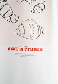 Illustratie van twee croissants in zwarte lijntekening op een lichte achtergrond, met de tekst "gemaakt in Frankrijk" in vet rood eronder.