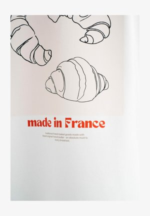 Illustrazione di due croissant in arte lineare nera su uno sfondo chiaro, con il testo "made in France" in grassetto rosso sottostante.
