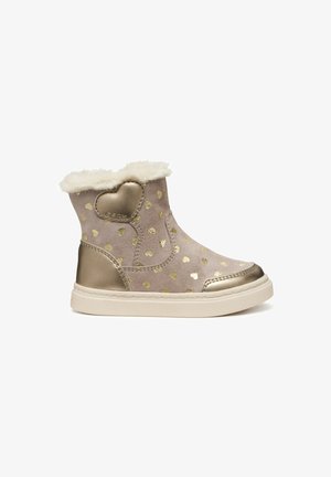 Rosa Wildleder-Stiefeletten mit goldenen Herzmuster, weichem weißen Kunstfellfutter, goldenen metallischen Akzenten und beigen Gummisohlen.