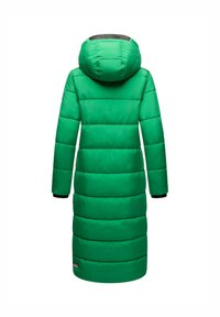 Manteau d'hiver rembourré vert avec une capuche, présentant des sections matelassées verticales et un design long. Comprend des poignets élastiques et une poche zippée sur le côté.