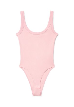 Body sans manches côtelé rose clair avec encolure dégagée et fermeture à pression à l'entrejambe, posé à plat sur un fond blanc.