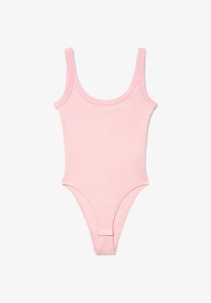 Body sans manches côtelé rose clair avec encolure dégagée et fermeture à pression à l'entrejambe, posé à plat sur un fond blanc.