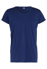 Námořnická modrá bavlněná tričko s krátkými rukávy, kulatým výstřihem a malou kapsou na levé straně hrudi. Hladká textura, jednoduchý design.