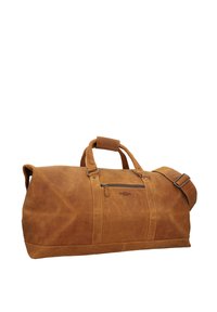 Bolsa de viaje de cuero marrón con un diseño resistente, que cuenta con doble asa, una correa ajustable para el hombro y un bolsillo frontal con cremallera.