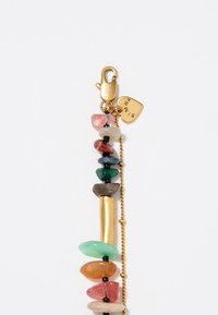 Cierre dorado con una mezcla de piedras preciosas de varios colores, incluyendo rosa, verde y azul, ensartadas en una cadena con acentos negros.