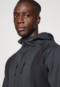 Oakley NORDIC MID FULL ZIP HOOD - Giacca in pile - blackout