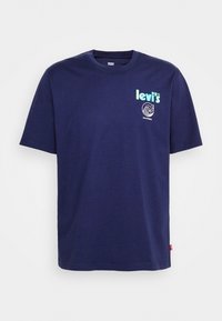 T-shirt à manches courtes Levi's bleu marine avec logo bleu clair et graphique de vague sur le côté gauche de la poitrine, texte « California » sous la vague.