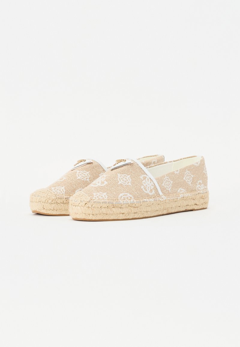 Beige Espadrilles mit weißen, gemusterten Akzenten, aus Stoff gefertigt. verfügen über eine geflochtene Jutesohle und elastische Seiten für ein einfaches Anziehen.