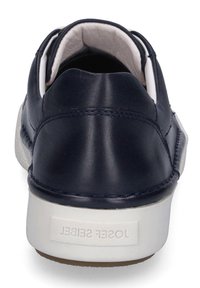 Marineblaue Ledersneaker mit runder Spitze, weißem gepolstertem Kragen, strukturiertem weißen Sohlen und kontrastierenden Nähten entlang der Kanten.