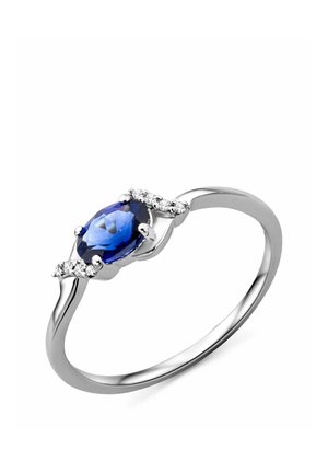 Anello in argento con una pietra centrale zaffiro blu ovale affiancata da piccoli diamanti bianchi tondi su una fascia elegante.
