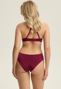 Bordowy zestaw bikini z zapięciem na plecach, regulowanymi ramiączkami oraz gładkim, elastycznym materiałem dla wygodnego dopasowania.