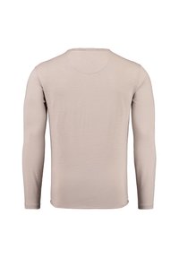 Langsleeve T-shirt in lichtbeige, gemaakt van zachte stof. Heeft een ronde halslijn en een gladde textuur zonder patronen of accenten.