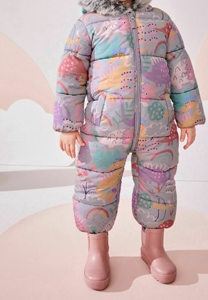 Combinaison de neige rembourrée pour tout-petit en gris clair avec des motifs colorés de plantes et d'animaux. Comprend une capuche bordée de fourrure et une fermeture éclair frontale. Bottes en caoutchouc roses.