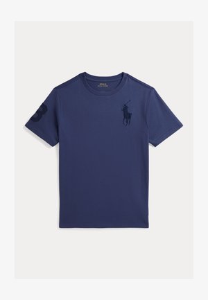 Marineblauw katoenen t-shirt met korte mouwen. Voorzien van een geborduurd polo-spelerlogo op de voorkant en een groot nummer "3" op de mouw.