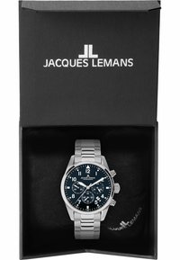 Silberner Chronograph aus Edelstahl mit einem dunkelblauen Zifferblatt, weißen Stundenmarkierungen und drei Hilfszifferblättern, präsentiert in einer schwarzen Box.