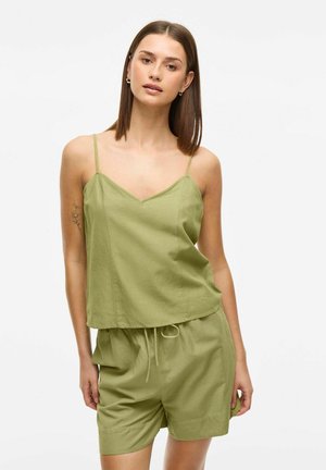 Lysegrøn bomulds camisole med tynde stropper og V-hals, parret med matchende, løstsiddende shorts med elastisk talje.