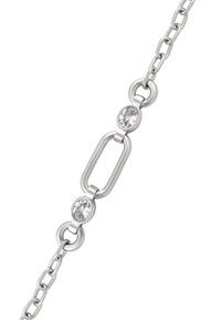 Bracciale a catena in metallo argento con gemme ovali trasparenti, alternate a maglie allungate. Texture liscia e finitura lucida.