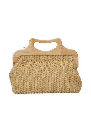 Bolso de paja tejido con un asa rectangular de madera que presenta un corte rectangular redondeado para facilitar el agarre.