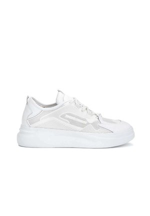 Hvid lavtop sneaker med mesh og læder overdel, tyk sål, snørelukning og trækflig ved hælen.